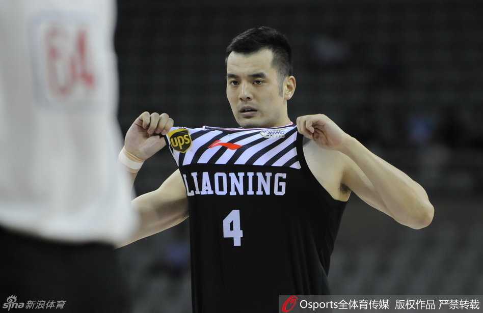 辽篮夏日内线苦战澳洲 韩德君砍高分仍吞惜败苦果 郭士强指导双手环抱于胸前,目光严峻地注视着场内,弟子们每一次倒地拼抢都牵动着他的神经。