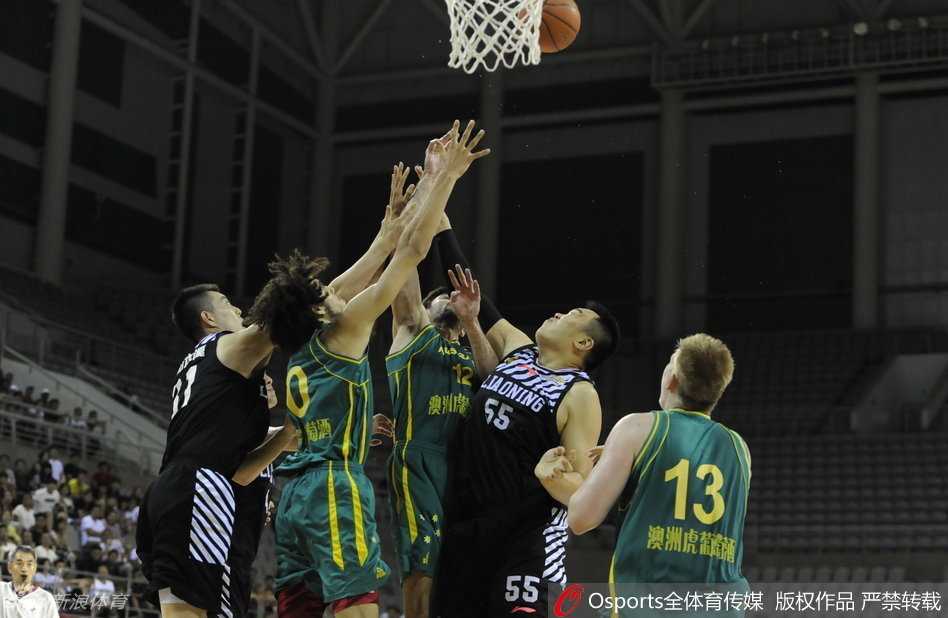 辽篮夏日内线苦战澳洲 韩德君砍高分仍吞惜败苦果 李晓旭用标志性的中投动作出手,篮球划过指尖,带着逆转比赛的最后希望飞向篮筐。