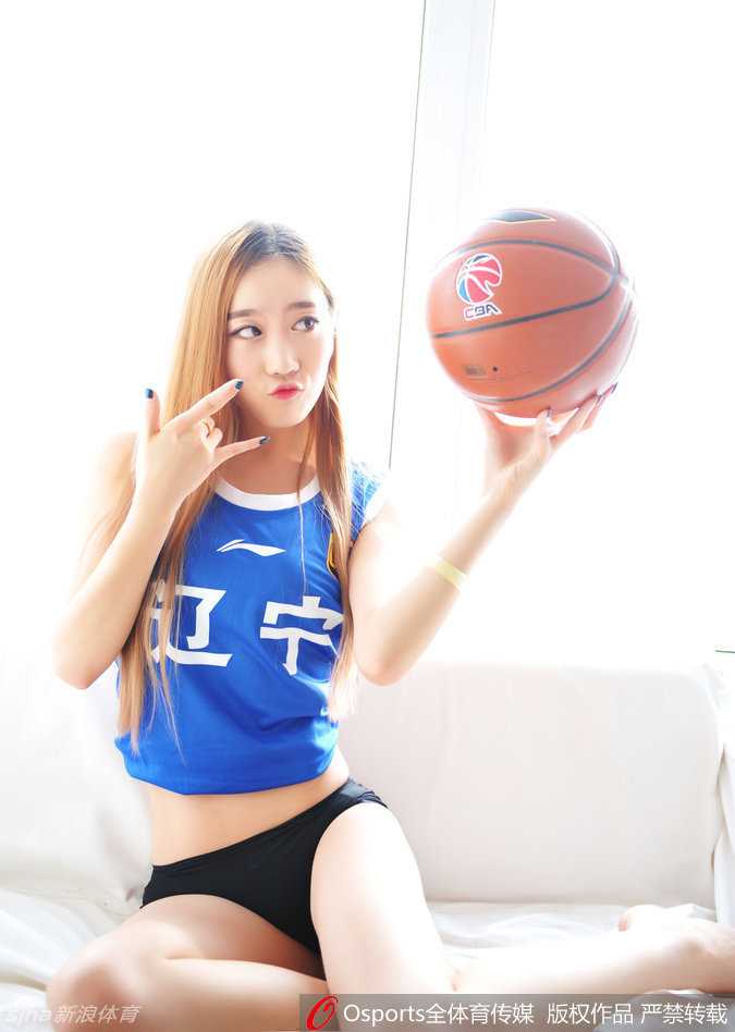 辽篮宝贝热舞倾城主队双杀广东 赛场最美风景线力挺衡业 赛后,尽管汗水已浸湿衣衫,但辽篮宝贝们依然保持着最美的微笑合影留念,她们用青春与热情,为这场胜利增添了最温柔的注脚。