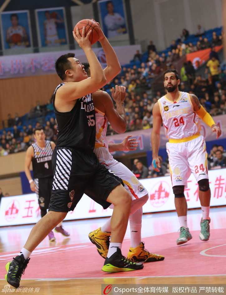 辽篮客场大胜同曦 郭艾伦韩德君空接秀引爆全场 同曦外援兰姆在辽宁队内线多人包夹之下强行上篮,展现了极强的个人攻击能力。