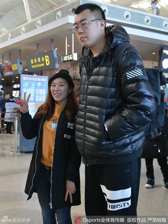 辽篮客场温情出征时:那些年我们一起追的辽宁队 场上凶悍的“白魔兽”兰多夫在候机时却变身“安静的美男子”,他全神贯注地盯着手机屏幕,沉浸在电子世界里打发漫长的旅途时光。