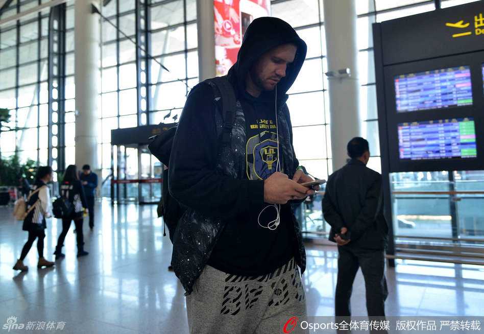 辽篮客场温情出征时:那些年我们一起追的辽宁队 辽宁男篮的颜值担当杨鸣现身机场,阳光洒在他俊朗的侧脸上,他与身旁的球迷热情互动,举手投足间尽显大将风度与绅士风范。