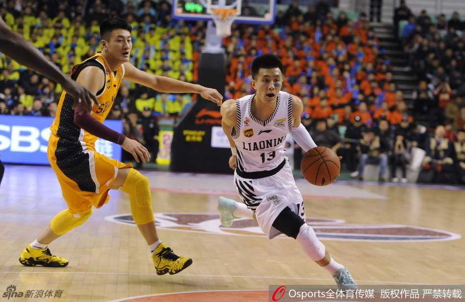 郭艾伦在重重包夹中如闪电般穿梭，鬼魅运球晃过防守者，眼神犀利直指篮筐。