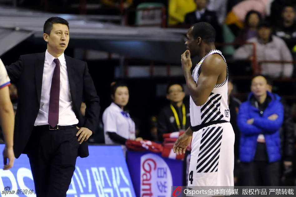 哈德森如蛟龙出海一般腾空上篮，身体在空中完全舒展，手指尖轻轻挑送皮球入筐。