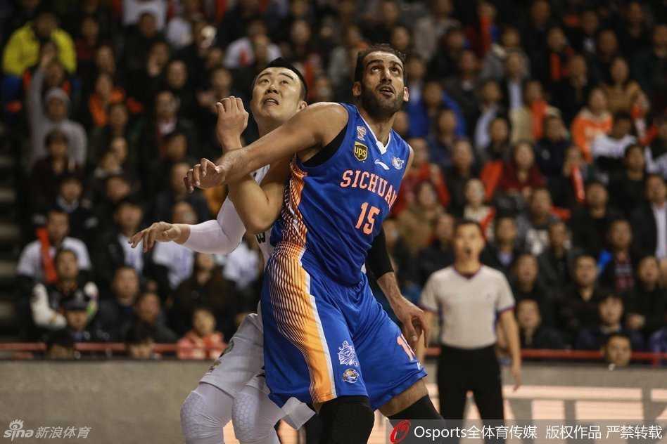 哈德森在重重防守下强行突破，眼神坚毅，如一把尖刀直插对手腹地