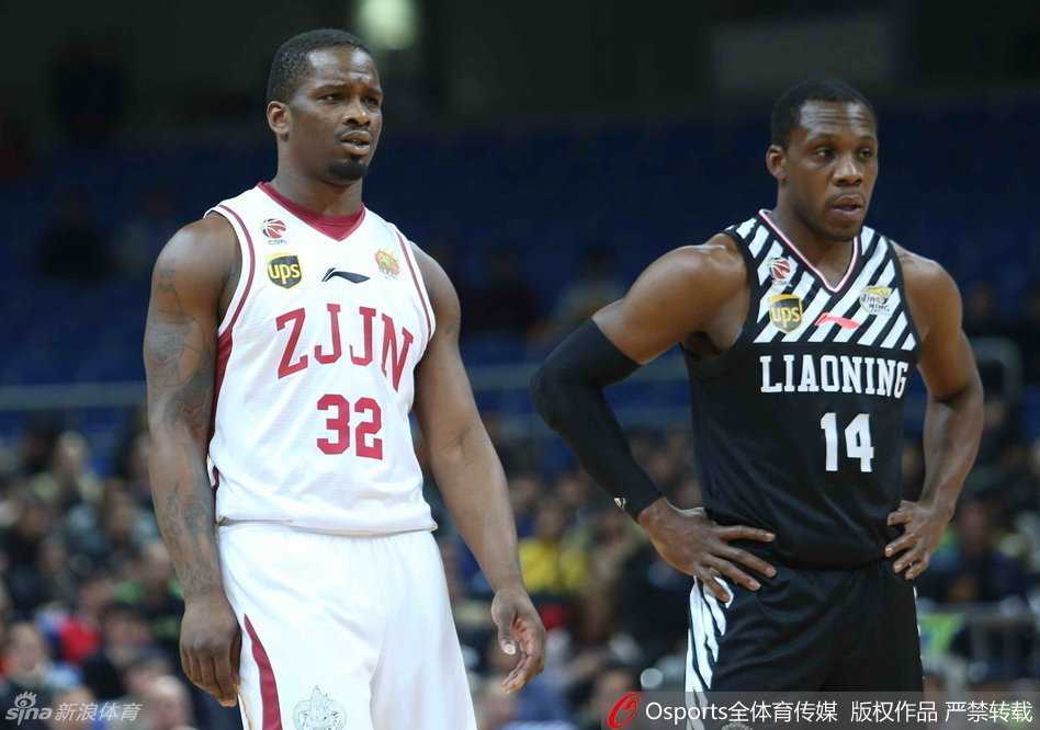 内线巨塔韩德君在禁区接到传球，面对防守悍将的贴防，他用庞大的身躯扛开对手，强硬地将球放入篮筐，动作朴实无华却霸气十足，令对手无可奈何。