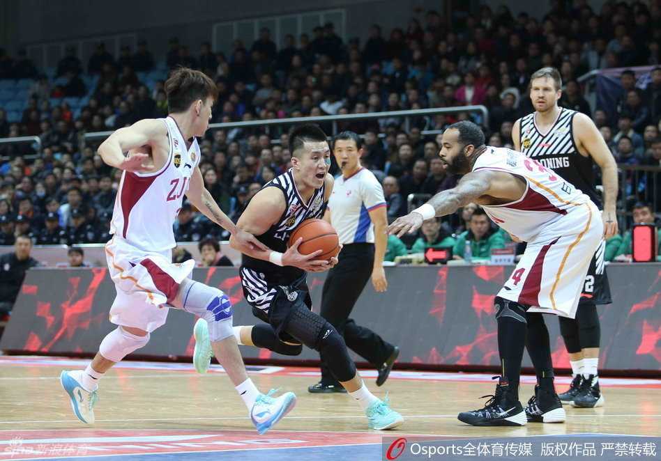 哈德森如出膛炮弹般迅猛启动，他压低肩膀扛开防守球员，强硬地杀向被重重封锁的禁区，眼神里只有篮筐和胜利的渴望。