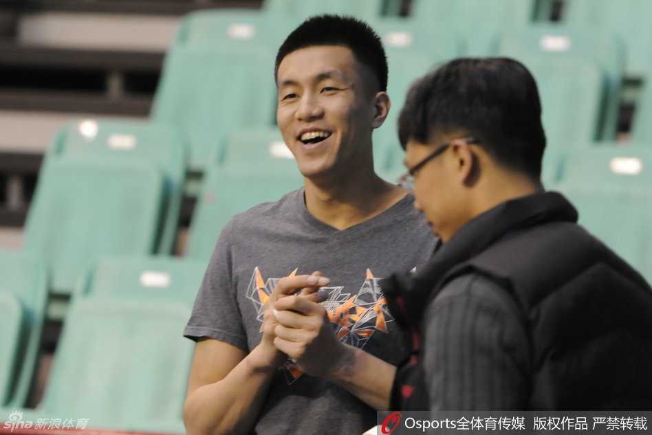 辽篮往昔峥嵘岁月:那些关于拼搏、欢笑与遗憾的瞬间 队宠的笑容,郭艾伦在训练间隙面露孩子般纯真的笑容,仿佛将赛场的压力都抛诸脑后,感染着身边的每一个人。