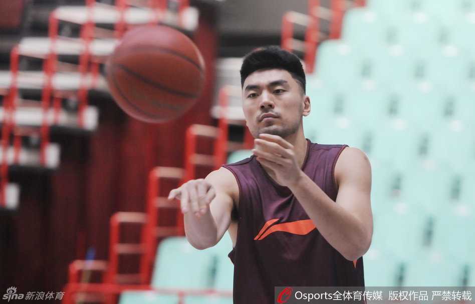 辽篮往昔峥嵘岁月:那些关于拼搏、欢笑与遗憾的瞬间 内线双塔的凝视,李晓旭与兰多夫并肩而坐,目光深邃地望向赛场,仿佛在思考下一回合的防守策略。