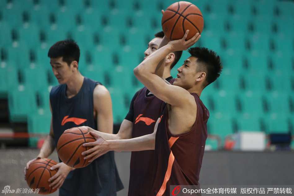 核心外援哈德森在罚球训练中眼神坚定，出手动作标准，皮球划过一道完美的弧线稳稳命中。