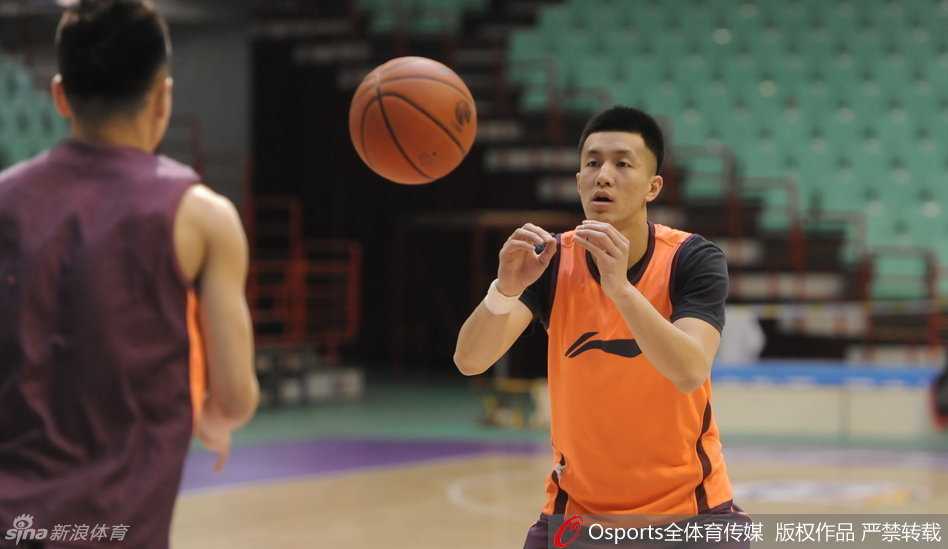 传球训练中，辽宁队的配合行云流水，杨鸣稳健地运球观察，随时准备将球输送给位置更好的队友。