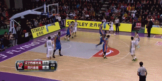 身高悬殊的对抗中，哈达迪用巨大的双手紧紧拽住突破上篮的郭艾伦，仿佛巨人在捕捉一只灵巧的飞鸟，充满视觉冲击力。