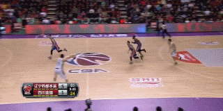 郭艾伦运球晃动后坚决出手，三分线外自信满满，篮球应声落网，脸上露出标志性的冷峻表情。