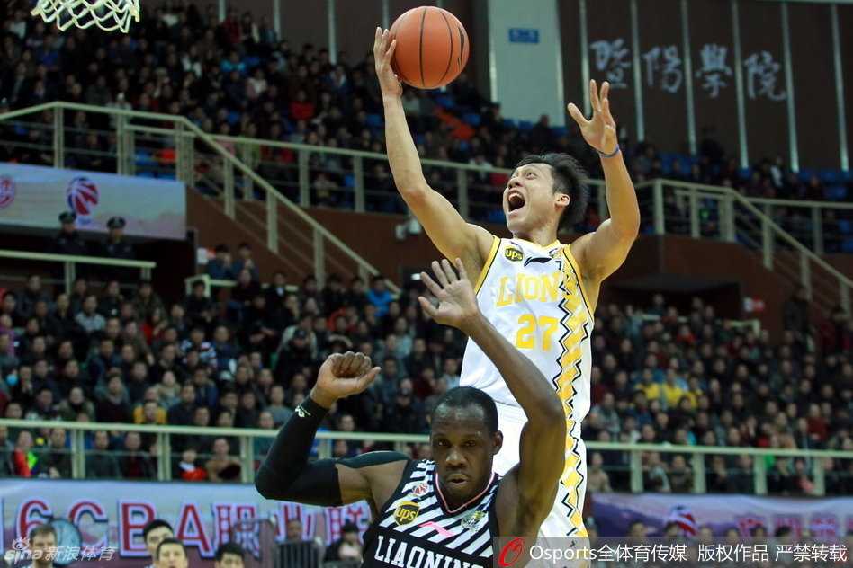 林志杰在防守中奋力倒地拼抢，展现出台北野兽不屈不挠的顽强斗志