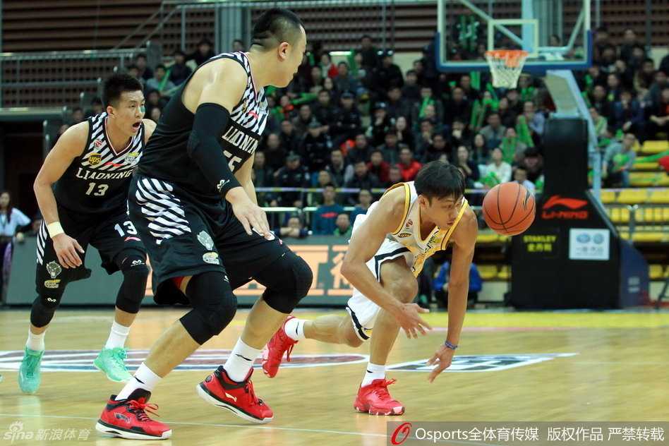 哈德森抓住对手倒地失误，风驰电掣般发动快攻上篮得分瞬间