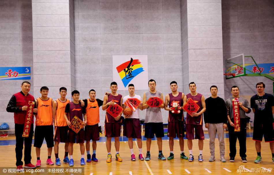 辽宁男篮众将整齐排列，双手高高举起大红福字，每个人脸上都洋溢着灿烂的笑容，喜庆气氛扑面而来。