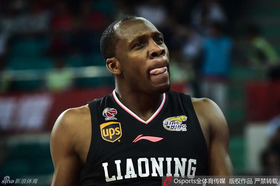 辽篮旧影:2016赛季的激情与梦想 辽宁外援哈德森在比赛中目光如炬,眼神中透露出舍我其谁的霸气与必胜的决心。