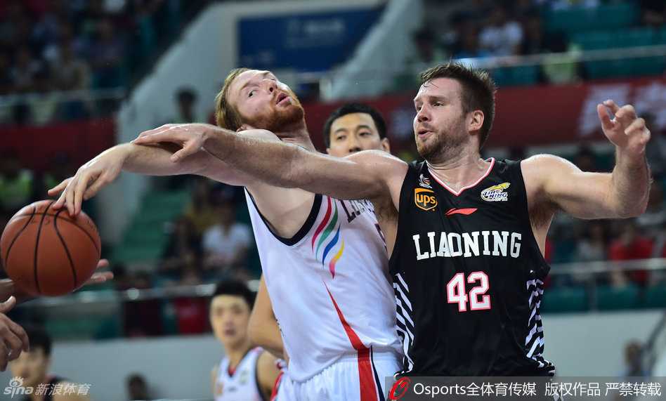 辽篮旧影:2016赛季的激情与梦想 外援兰多夫在篮下一夫当关,面对多人防守仍强硬起跳,展现出白魔兽在内线的统治力。