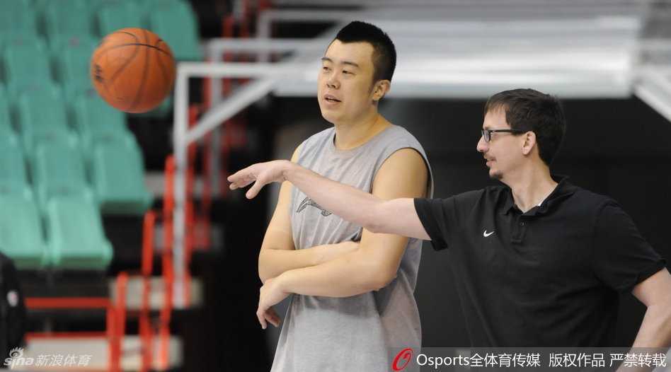 神射手贺天举神情专注，在三分线外一次次干拔跳投，篮球划出美妙弧线空心入网，他在为晚上的狙击战储备准星。