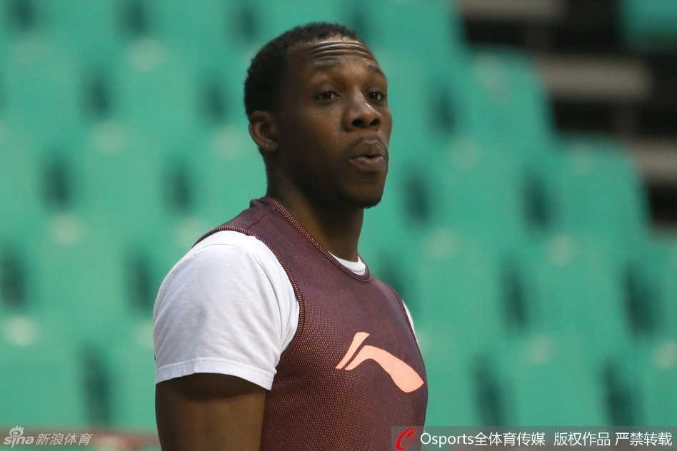 郭艾伦突然玩心大起，不看人背后妙传，皮球如同长了眼睛般飞向队友，这一精妙的戏耍动作引得训练场边一阵喝彩。