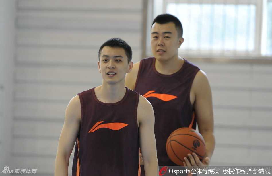 辽宁队的核心中锋韩德君在身高测量后，开心地对着工作人员竖起了大拇指，满意的笑容写在他的脸上。