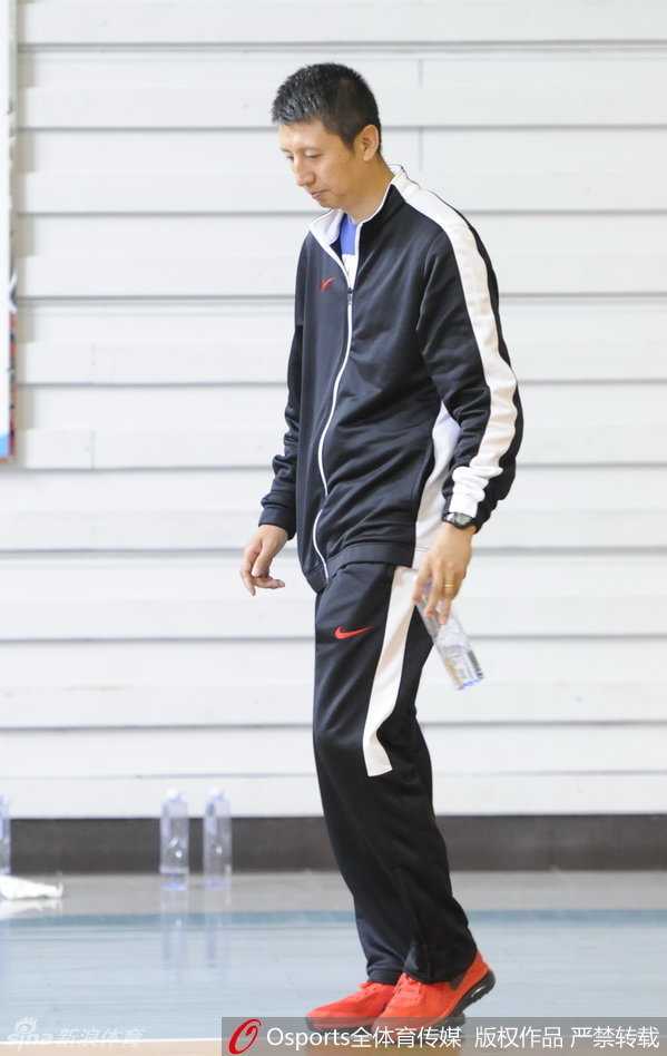 强度投篮测试中，辽宁队员杨鸣在投篮间隙大口喘气，体能消耗巨大，眼神中透露出疲惫与坚持。