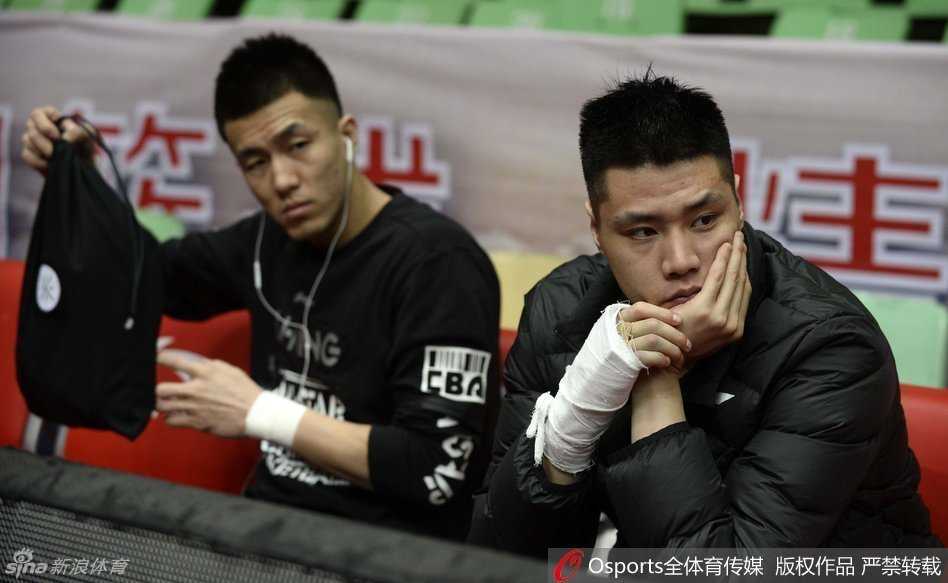训练馆的角落里，郭艾伦与韩德君低声细语交流着战术，身旁的贺天举低头不语，右手腕上厚厚的白色绷带在灯光下显得格外刺眼，仿佛在无声诉说着总决赛上的那段惨痛记忆。