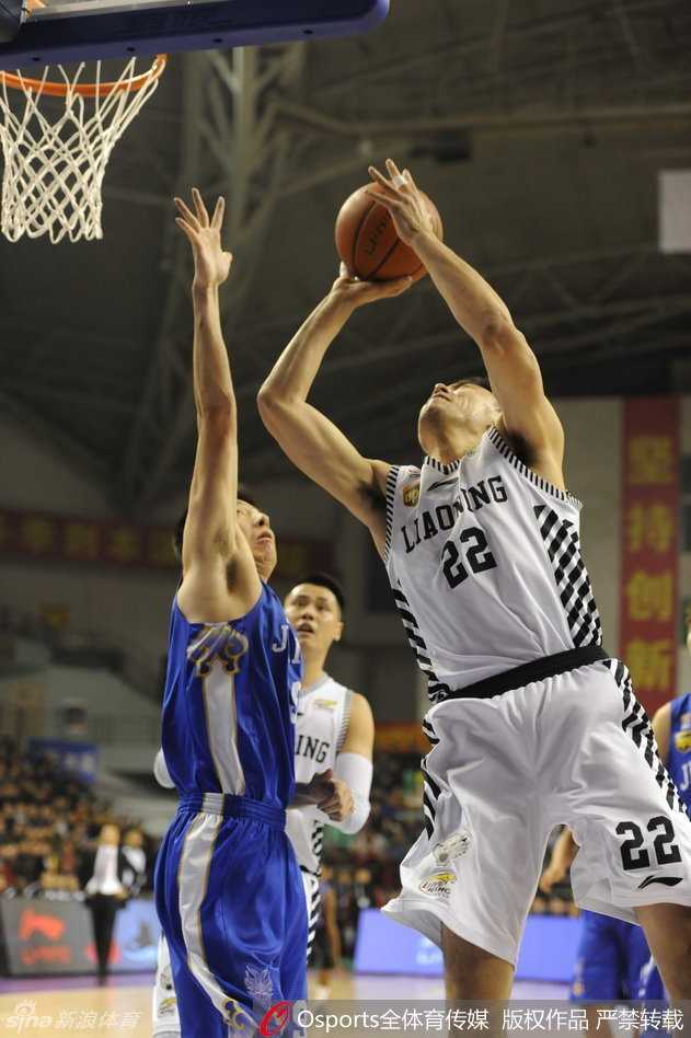 终场哨响，满头大汗的奥登抬头望向比分板，97比103的数字格外刺眼，他的眼神中充满了不甘与遗憾，即使贡献了统治级防守，胜利却依旧从指尖溜走。