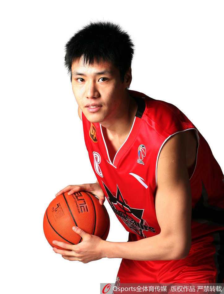 辽篮神射手贺天举:从奥尼尔赏识的追风少年到喜剧主播的华丽转身 贺天举在国奥队比赛中奋力防守,面对对手的突破毫不退缩,展现了他在国家队级别的拼搏精神。