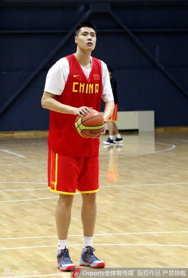 辽篮神射手贺天举:从奥尼尔赏识的追风少年到喜剧主播的华丽转身 贺天举在CBA全明星赛三分大赛中出手,神情专注,此刻他就是全场瞩目的三分王,手中的篮球承载着荣誉与期待。