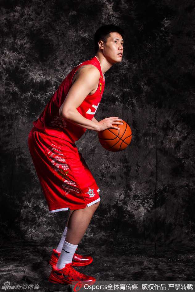 辽篮神射手贺天举:从奥尼尔赏识的追风少年到喜剧主播的华丽转身 贺天举在日常训练中露出开朗的笑容,阳光洒在他身上,展现出了他乐观开朗的性格,也就是日后备受球迷喜爱的喜剧天赋。