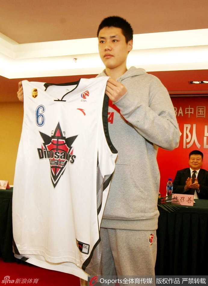 辽篮神射手贺天举:从奥尼尔赏识的追风少年到喜剧主播的华丽转身 少年时代的贺天举在赛场上眼神坚定,高高跃起,展现出了超越年龄的篮球天赋与潜力。