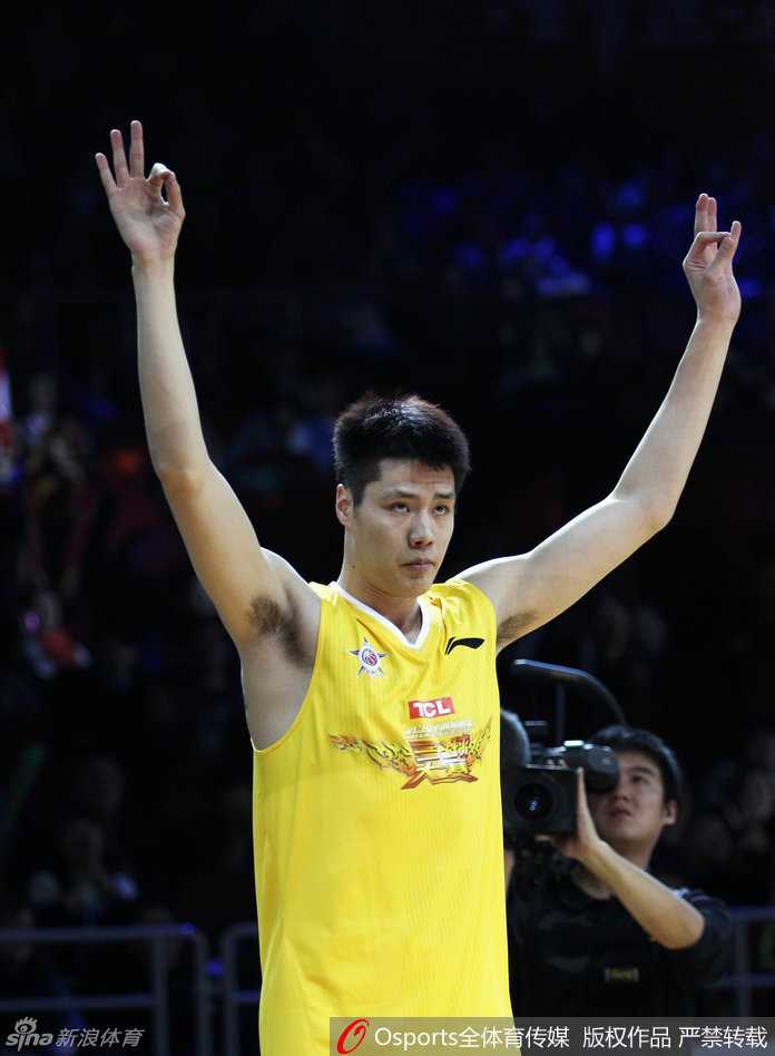 辽篮神射手贺天举:从奥尼尔赏识的追风少年到喜剧主播的华丽转身 贺天举身披鹈鹕队战袍在NBA夏季联赛中运球突破,虽然面对的是更高更快更强的对手,但他依然敢于展现自己的技术。