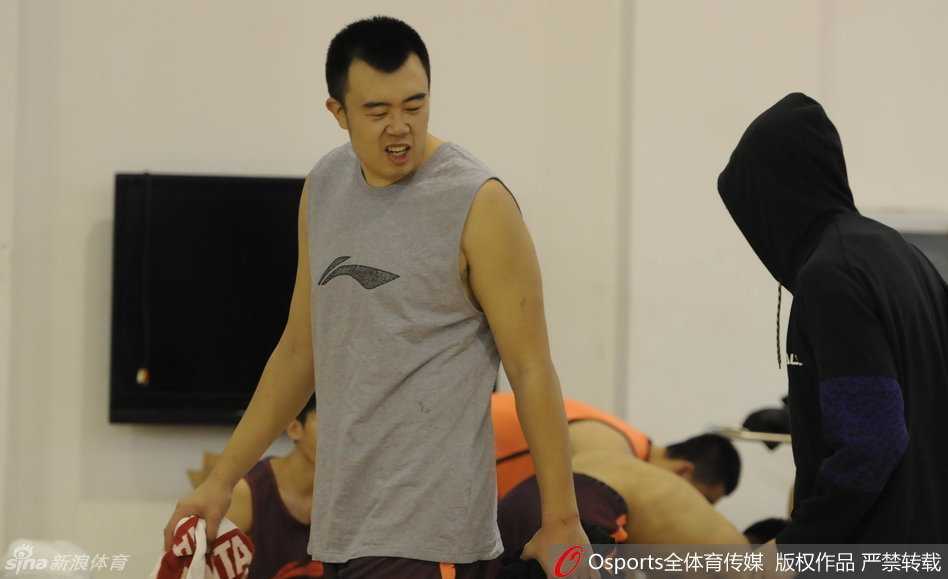 队长韩德君在内线对抗中轻松得分，憨态可掬的笑容背后，是作为球队定海神针般的可靠与担当。