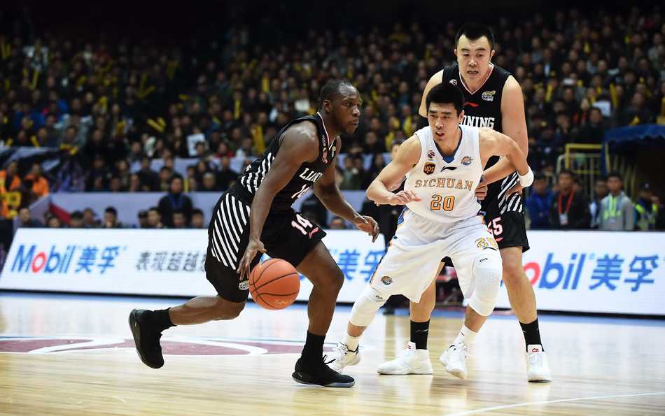 辽篮苦主相逢夜 郭少率队复仇四川 哈德森面对防守强行突破上篮,身体在空中完全舒展