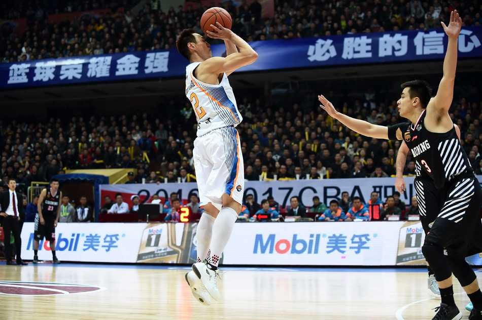 辽篮苦主相逢夜 郭少率队复仇四川 辽宁队庆祝胜利,背景板上的比分记录下这场酣畅淋漓的复仇之战