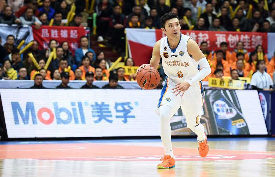 辽篮苦主相逢夜 郭少率队复仇四川 孟达外线果断出手三分,这是他本场多次精准投篮的缩影