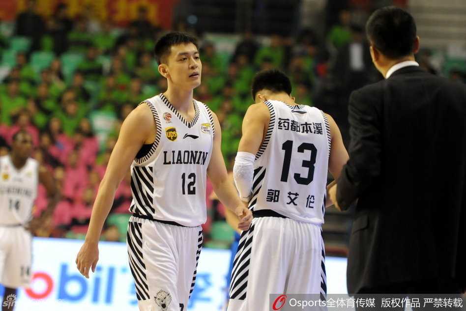 郭艾伦如尖刀般杀入敌阵，在对抗中失去重心前，用一记犀利的突破上篮将球送入篮网，防守球员只能望球兴叹。