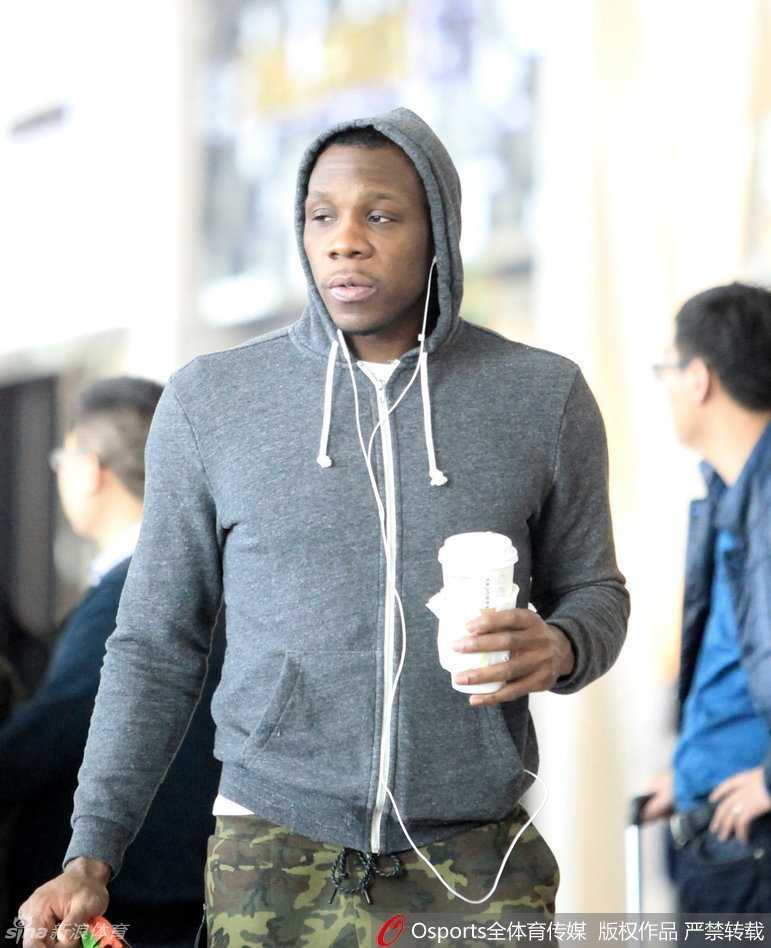 贺天举微微侧身，耐心俯听球迷的言语，缠着绷带的手挡不住他眼中对支持者的感激与温和。