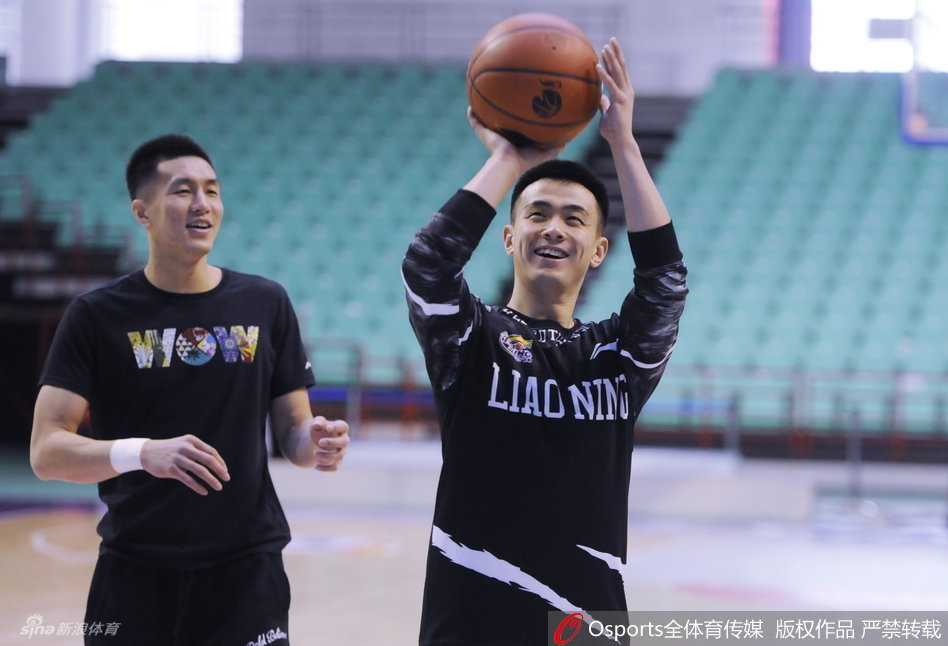 核心外援哈德森在训练中表情严肃，一丝不苟地进行投篮练习，肌肉线条分明的他显然在休赛期下足了苦功，眼神中透露出对胜利的渴望。