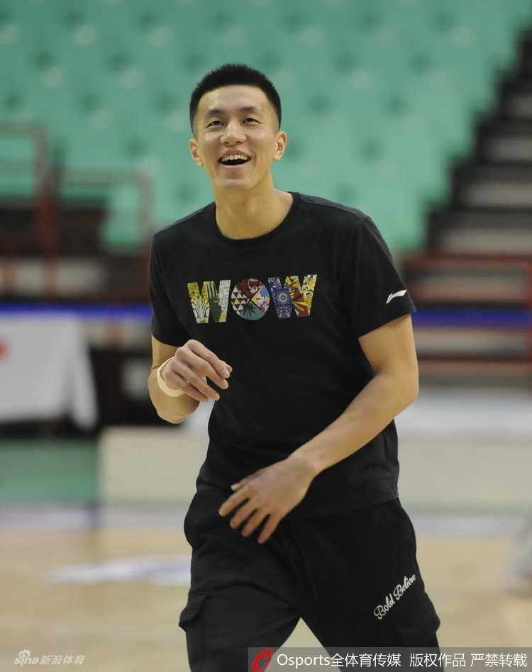 主教练郭士强身穿训练服亲自上阵指导，神情专注地给队员讲解跑位要点，展现出一位冠军教头的严谨与投入。