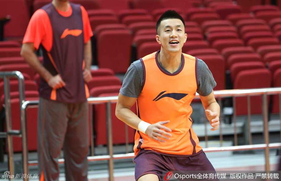 哈德森与郭艾伦场边耳语交流，两位后场王牌正在商讨战术，眉眼间尽显搭档默契与夺冠决心。