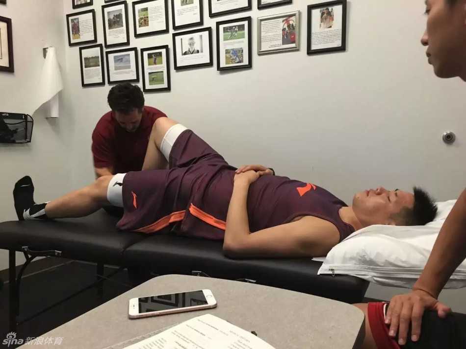 贺天举面对镜头展示他得到的特制营养餐，餐盒里装满了色泽诱人的有机鸡肉和新鲜蔬菜，这是他增肌计划的一部分。