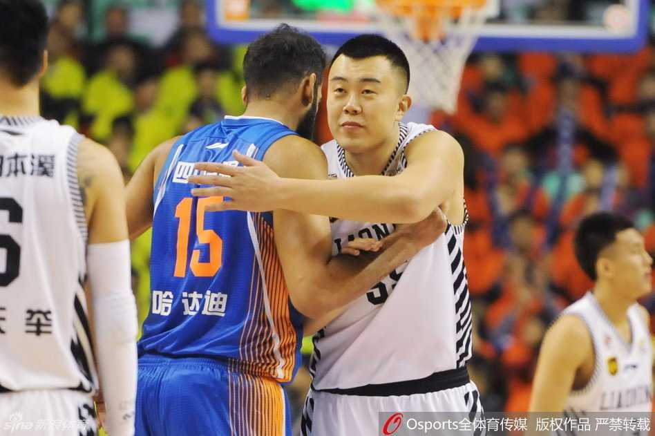 韩德君与哈达迪在禁区深情“拥抱”，肌肉碰撞间满是英雄相惜的肃杀之气。