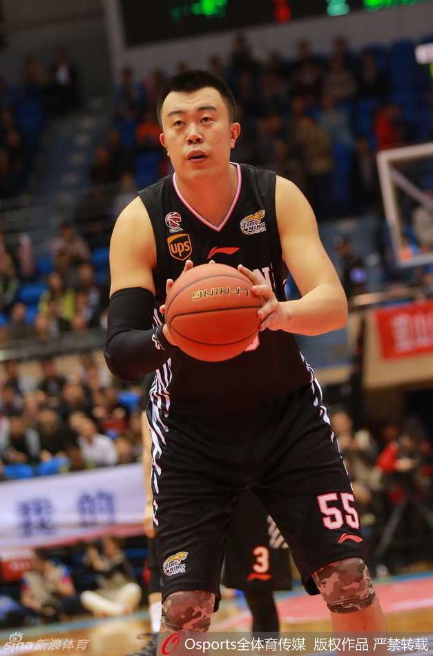 篮下肌肉碰撞的火花四溅，韩德君与唐正东两位重型坦克在低位寸土必争，肌肉紧绷全力卡位争夺地板球。