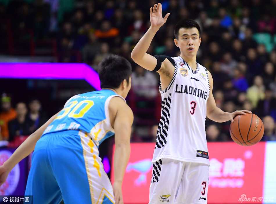 赵继伟冷静组织进攻，手指向战术落位，眼中透露着超越年龄的成熟