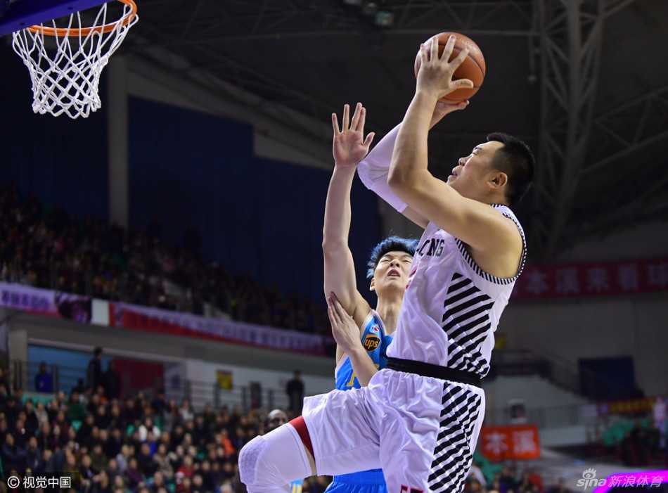 郭艾伦在人群中穿梭，娇小的身躯里爆发出巨大能量，强行突破上篮