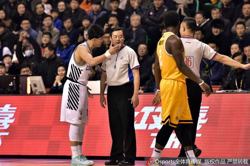 郭艾伦一脸严肃，摊开双手对着裁判激烈地解释着什么，身后的郭士强指导则被助理教练拦住，眼神中满是愤怒与不解。