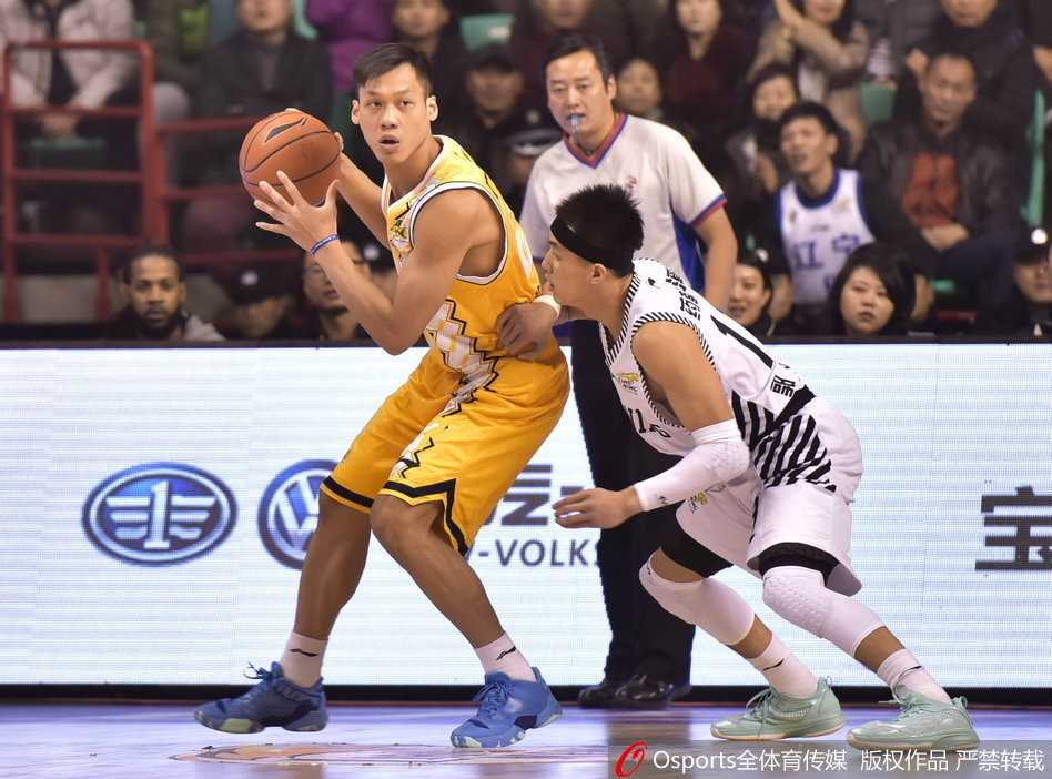 郭艾伦如同牛皮糖一般紧贴在林志杰身前，双手张开，眼神死死盯着对手，每一次移动都充满了对抗的火药味。