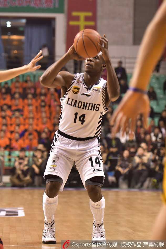 兰多夫在内线强硬背打，利用力量挤开防守后，轻轻一个抛投，篮球越过对手的指尖，稳稳空心入网。